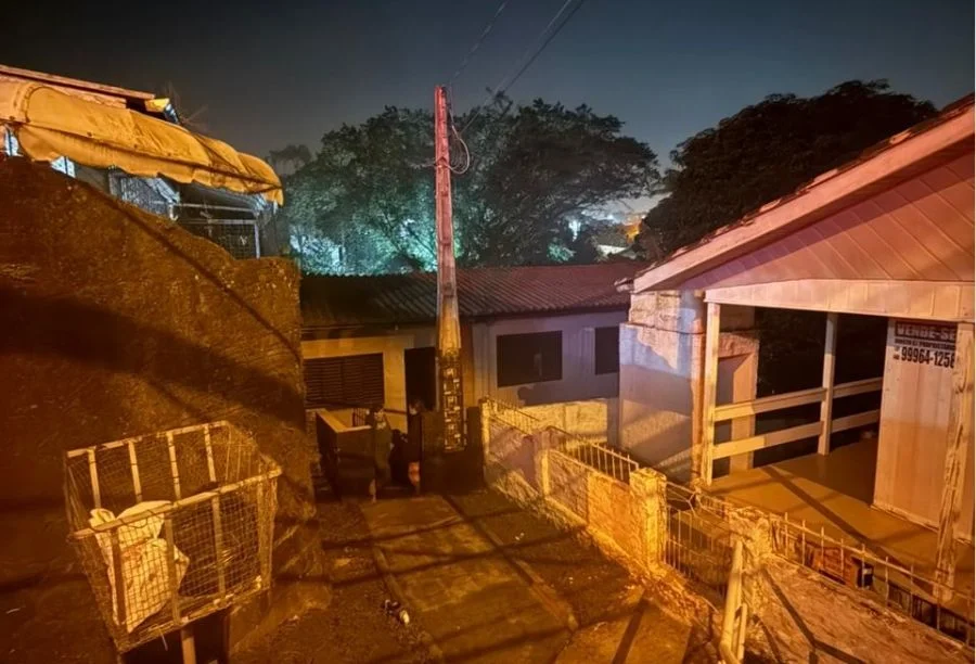 Curto-circuito causa princípio de incêndio em Criciúma Residência no bairro Vera Cruz, em Criciúma, onde curto-circuito na rede elétrica externa causou princípio de incêndio e mobilizou o Corpo de Bombeiros