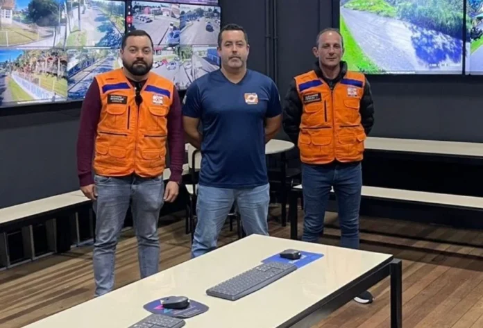 Defesa Civil de Araranguá reforça integração regional Equipe da Defesa Civil de Araranguá em visita técnica à Defesa Civil de Criciúma para discutir sistema integrado de monitoramento e ações preventivas contra impactos do El Niño.
