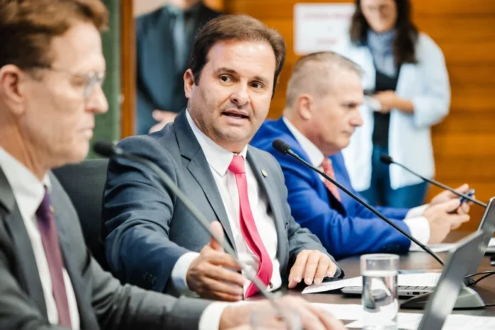 Deputados querem ações contra efeitos do El Niño em SC Deputados da Alesc durante reunião da Comissão de Defesa Civil sobre impactos do El Niño em Santa Catarina