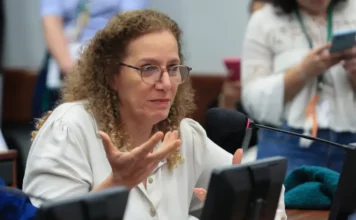 Deputados vão aos EUA contestar tarifas contra o Brasil Deputada federal durante reunião em comissão, em debate sobre missão de parlamentares brasileiros aos Estados Unidos para discutir tarifas, PIX e soberania nacional.