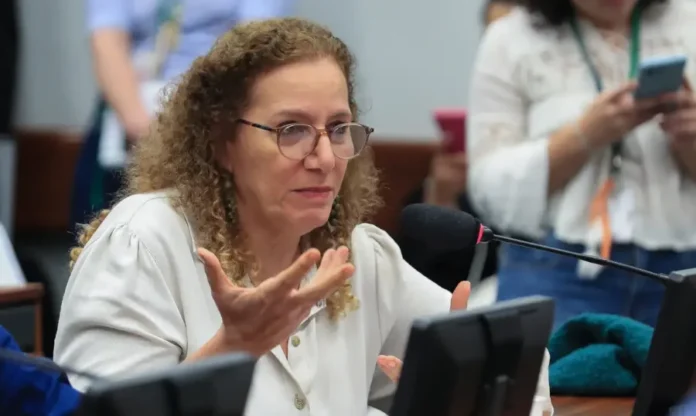 Deputados vão aos EUA contestar tarifas contra o Brasil (1) Deputada federal durante reunião em comissão, em debate sobre missão de parlamentares brasileiros aos Estados Unidos para discutir tarifas, PIX e soberania nacional.