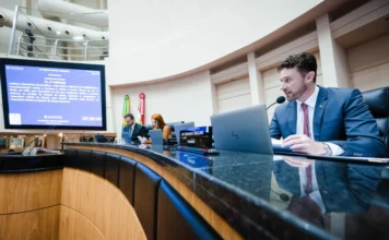 Doenças raras terão cadastro estadual em Santa Catarina Deputado preside sessão da Alesc em Florianópolis durante votação de projeto que cria cadastro estadual de pacientes com doenças raras em Santa Catarina.