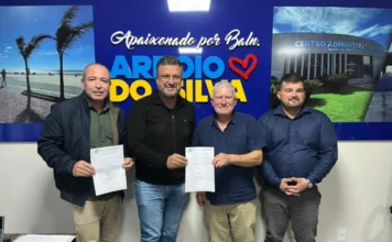 Duas ruas serão pavimentadas em Balneário Arroio do Silva Prefeito Jorge Luiz Freitas, vereadores e representantes da Prefeitura assinam ordens de serviço para pavimentação de ruas em Balneário Arroio do Silva