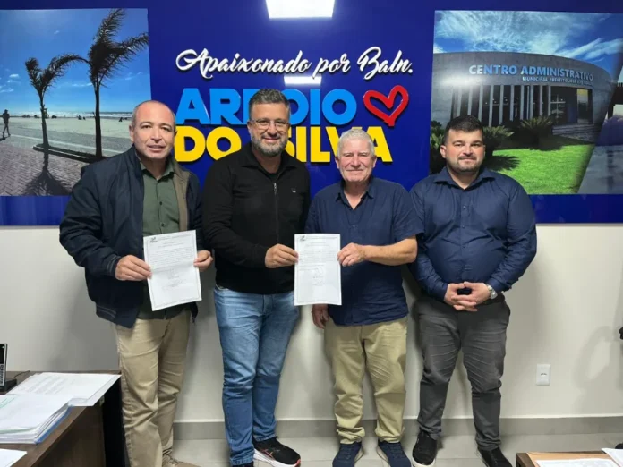 Duas ruas serão pavimentadas em Balneário Arroio do Silva Prefeito Jorge Luiz Freitas, vereadores e representantes da Prefeitura assinam ordens de serviço para pavimentação de ruas em Balneário Arroio do Silva