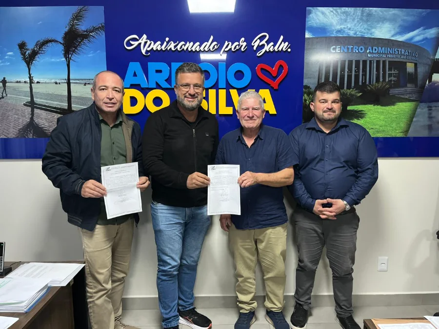 Prefeito Jorge Luiz Freitas, vereadores e representantes da Prefeitura assinam ordens de serviço para pavimentação de ruas em Balneário Arroio do Silva