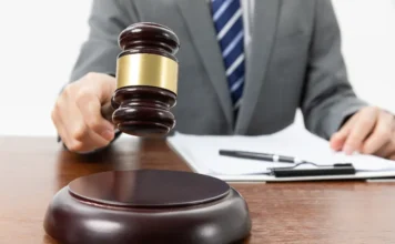 Empresários e ex-secretário são condenados em Passo de Torres Martelo de juiz representa condenação por fraudes em licenças ambientais e lavagem de dinheiro em Passo de Torres