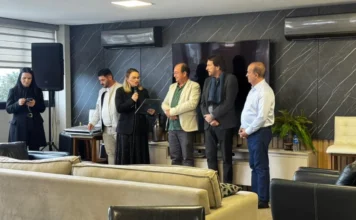 Entidades entregam demandas do Extremo Sul ao governador Presidente da CDL Araranguá, Rejane Silva de Araújo, entrega ofício com demandas do Extremo Sul ao governador Jorginho Mello durante encontro com lideranças em Araranguá.