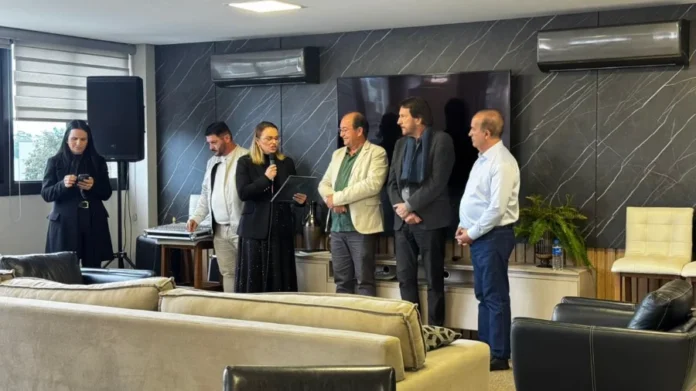 Entidades entregam demandas do Extremo Sul ao governador Presidente da CDL Araranguá, Rejane Silva de Araújo, entrega ofício com demandas do Extremo Sul ao governador Jorginho Mello durante encontro com lideranças em Araranguá.