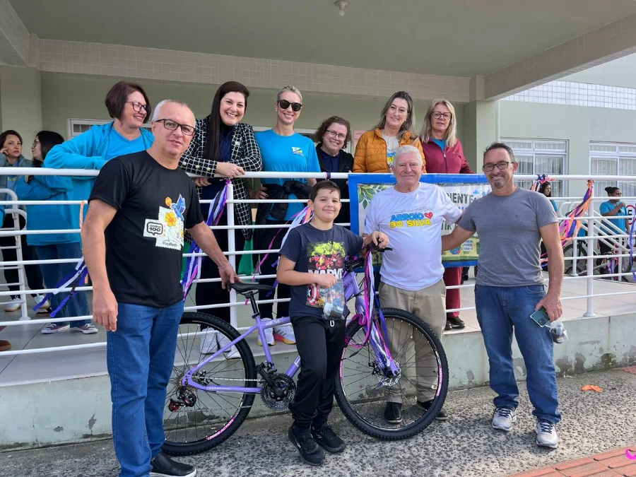 Sábado letivo em Balneário Arroio do Silva reúne comunidade escolar em ação de educação ambiental com passeio ciclístico e sorteio de bicicleta.