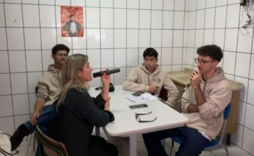 Estudantes criam rádio escolar em São João do Sul Estudantes participam de projeto de rádio escolar em São João do Sul com entrevista, microfones e atividades de comunicação na Escola Maria Solange.