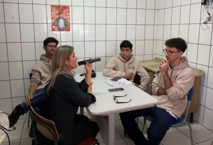 Estudantes participam de projeto de rádio escolar em São João do Sul com entrevista, microfones e atividades de comunicação na Escola Maria Solange.