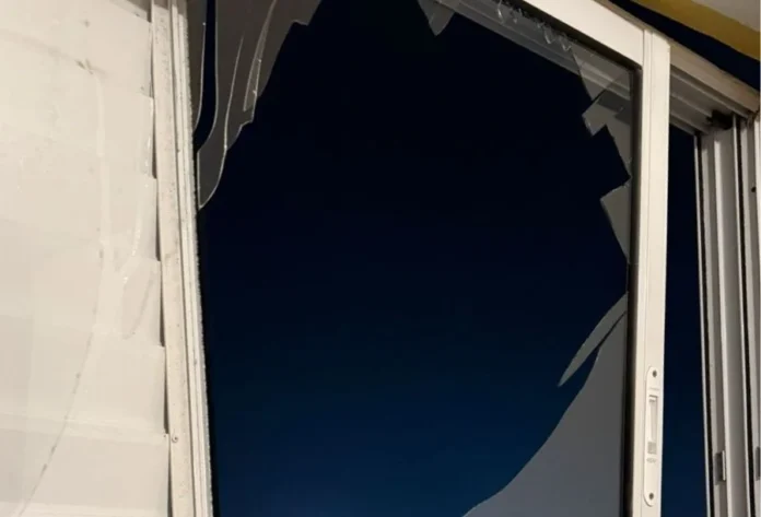 Explosão por vazamento de gás deixa morador ferido em Criciúma Janela quebrada em apartamento após explosão por vazamento de gás no bairro Argentina, em Criciúma.