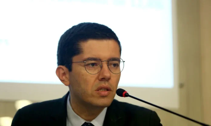 Exportações do Brasil para os EUA caem 14% em maio Diretor do Mdic fala sobre queda nas exportações brasileiras para os Estados Unidos e avanço da China no comércio exterior.