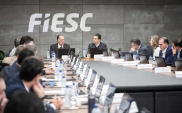 FIESC debate produtividade da indústria em Santa Catarina Reunião na FIESC debate produtividade industrial, inovação tecnológica e competitividade da indústria catarinense com representantes do SENAI/SC.