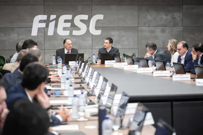 FIESC debate produtividade da indústria em Santa Catarina Reunião na FIESC debate produtividade industrial, inovação tecnológica e competitividade da indústria catarinense com representantes do SENAI/SC.