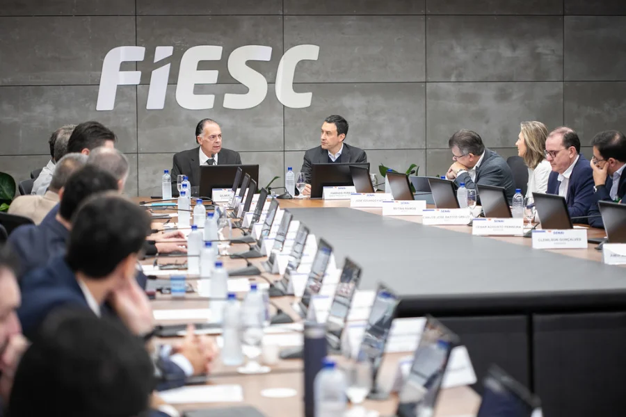FIESC debate produtividade da indústria em Santa Catarina Reunião na FIESC debate produtividade industrial, inovação tecnológica e competitividade da indústria catarinense com representantes do SENAI/SC.
