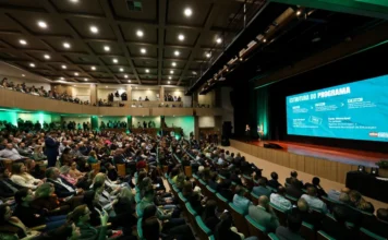 FIESC e Governo assinam parceria pelo Avança SC Auditório lotado durante apresentação do programa Avança SC, em evento com participação da FIESC e do Governo de Santa Catarina