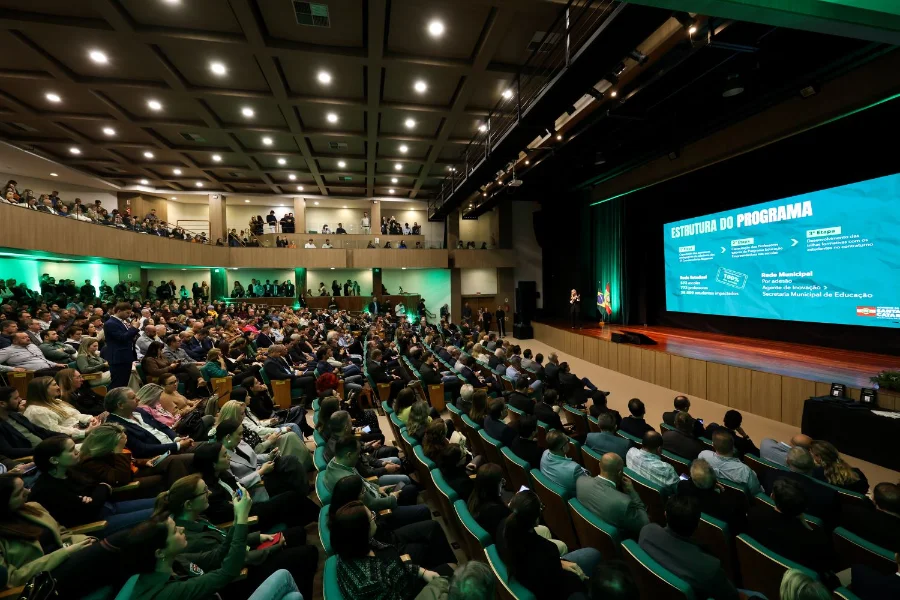 Auditório lotado durante apresentação do programa Avança SC, em evento com participação da FIESC e do Governo de Santa Catarina