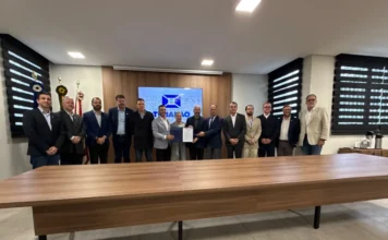 FIESC e Tubarão avançam em nova unidade do SESI Representantes da FIESC e da Prefeitura de Tubarão durante reunião sobre nova unidade educacional do SESI e SENAI no município