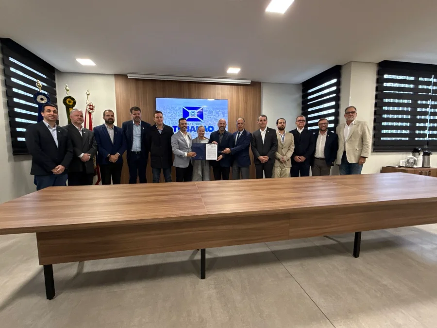 Representantes da FIESC e da Prefeitura de Tubarão durante reunião sobre nova unidade educacional do SESI e SENAI no município