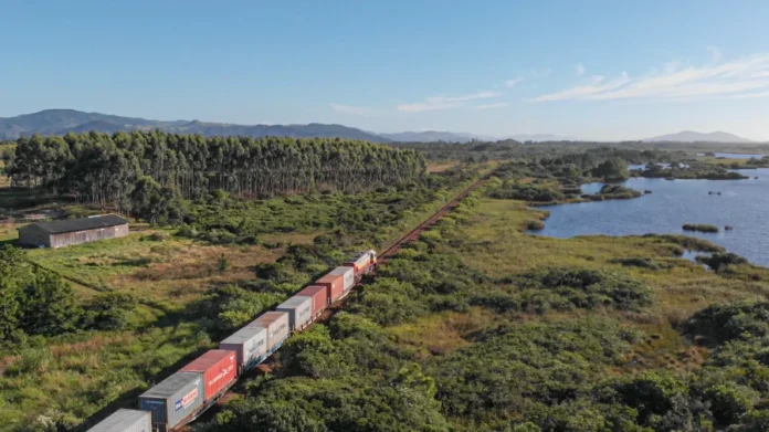 FTC reforça ações ambientais no Sul de Santa Catarina Trem da Ferrovia Tereza Cristina percorre área verde no Sul de Santa Catarina em meio a ações de sustentabilidade ambiental