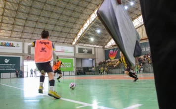 Festival Anjos do Futsal reúne 1,4 mil atletas na Unesc Crianças disputam partida do Festival Anjos do Futsal no Ginásio José Antônio Carrilho, na Unesc, em Criciúma