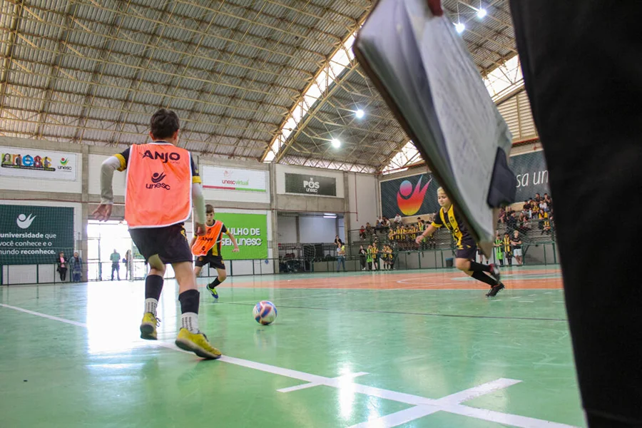 Festival Anjos do Futsal reúne 1,4 mil atletas na Unesc Crianças disputam partida do Festival Anjos do Futsal no Ginásio José Antônio Carrilho, na Unesc, em Criciúma