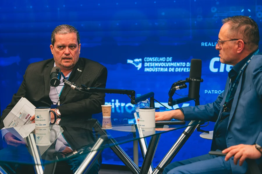 Representantes participam de entrevista sobre edital da Finep de R$ 300 milhões para projetos de inovação na Base Industrial de Defesa durante evento do setor em Santa Catarina.