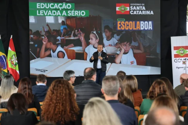 Governador apresenta a&ccedil;&otilde;es do programa Escola Boa durante entrega de reformas em unidades estaduais de ensino em Ararangu&aacute;