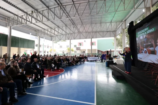 Comunidade escolar acompanha cerim&ocirc;nia de entrega de reformas em escola estadual de Ararangu&aacute; pelo Governo de Santa Catarina