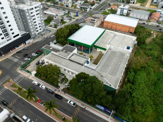 Vista a&eacute;rea de escola estadual reformada em Ararangu&aacute; com gin&aacute;sio coberto e estrutura revitalizada pelo Governo de Santa Catarina