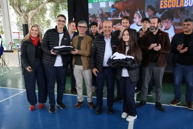 Estudantes recebem uniformes durante entrega de reformas em escolas estaduais de Ararangu&aacute; pelo Governo de Santa Catarina