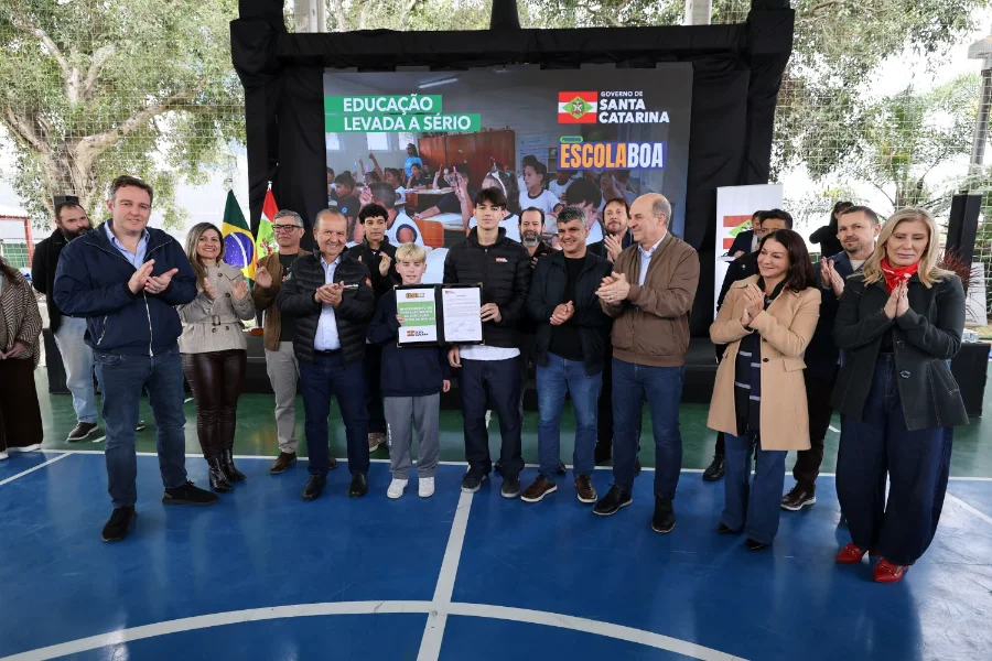 Governo de Santa Catarina entrega reformas em escolas de Araranguá durante evento do programa Escola Boa com autoridades e estudantes