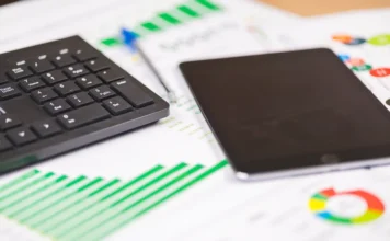 Grupo de trabalho vai estruturar inteligência econômica em SC Calculadora, tablet e gráficos econômicos ilustram análise de dados para o Observatório da Economia Catarinense em SC