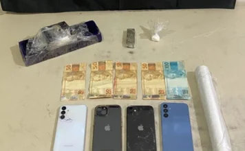 Homem e mulher são presos por tráfico de drogas em Araranguá Drogas, dinheiro e celulares apreendidos pela Polícia Militar em ocorrência de tráfico de drogas em Araranguá
