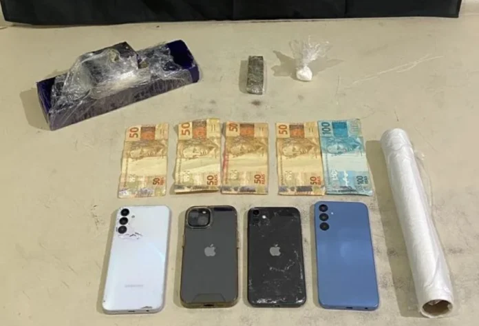 Homem e mulher são presos por tráfico de drogas em Araranguá Drogas, dinheiro e celulares apreendidos pela Polícia Militar em ocorrência de tráfico de drogas em Araranguá