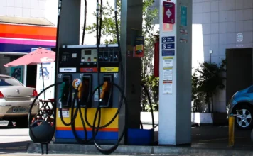 Gasolina fica mais barata em maio, entenda