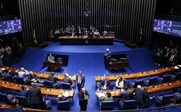Alcolumbre segura PEC que acaba com escala 6×1 no Senado