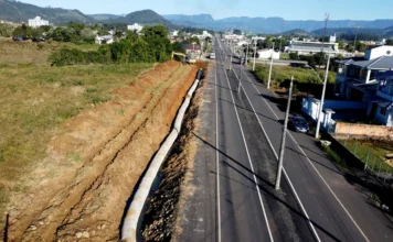 Jacinto Machado inicia obra de drenagem para ciclovia Obra de drenagem na avenida Afonso Possamai Della, em Jacinto Machado, marca início de projeto de ciclovia e melhorias viárias no bairro Bela Vista.