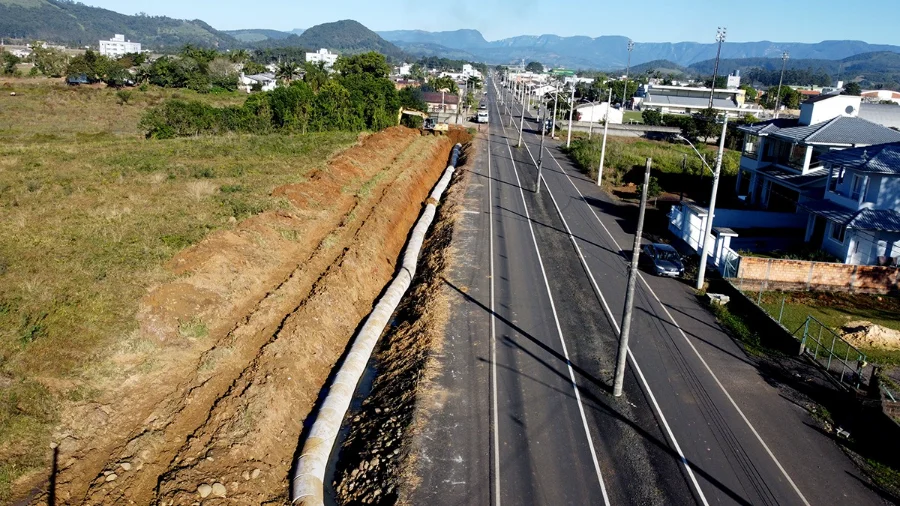 Obra de drenagem na avenida Afonso Possamai Della, em Jacinto Machado, marca início de projeto de ciclovia e melhorias viárias no bairro Bela Vista.