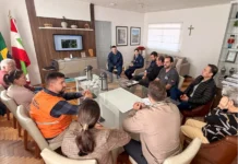 Jacinto Machado planeja ações contra riscos do El Niño Reunião da Prefeitura de Jacinto Machado com mineradoras para planejar ações preventivas contra riscos do El Niño nos rios da Pedra e Pinheirinho.