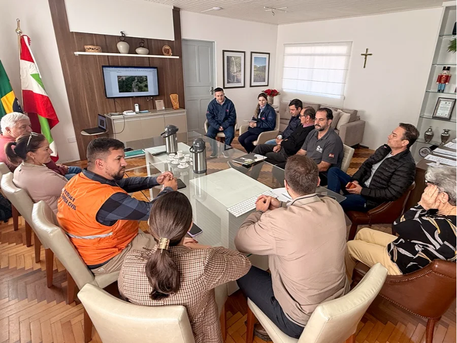 Jacinto Machado planeja ações contra riscos do El Niño Reunião da Prefeitura de Jacinto Machado com mineradoras para planejar ações preventivas contra riscos do El Niño nos rios da Pedra e Pinheirinho.
