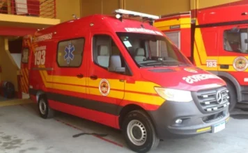 Jovem fica ferida em acidente na SC-108 em Cocal do Sul Ambulância do Corpo de Bombeiros usada em atendimento pré-hospitalar após acidente entre carro e moto na SC-108, em Cocal do Sul