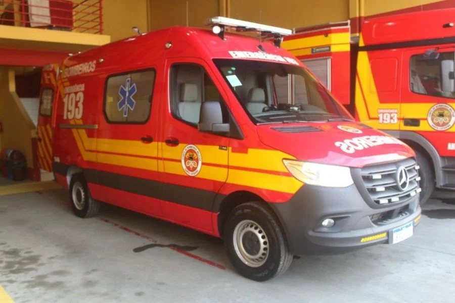 Ambulância do Corpo de Bombeiros usada em atendimento pré-hospitalar após acidente entre carro e moto na SC-108, em Cocal do Sul