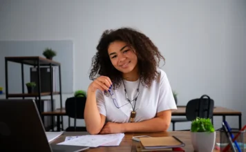 Jovens lideram pedidos de demissão no mercado formal Jovem profissional em ambiente de trabalho com notebook e documentos, representando geração Z, job hopping e mudanças no mercado de trabalho.