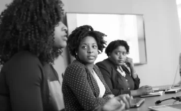 Jovens negras lideram desemprego no Brasil, diz estudo Jovens mulheres negras em reunião profissional, tema relacionado à desigualdade racial, desemprego e mercado de trabalho no Brasil