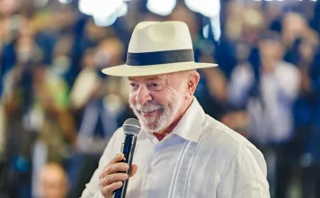 MPF arquiva apuração de comentário sobre atentado a Lula Presidente Luiz Inácio Lula da Silva segura microfone durante evento público; imagem relacionada ao arquivamento de inquérito pelo MPF sobre comentário em rede social.