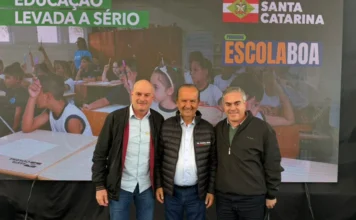 Meleiro recebe investimento estadual em escola pública Prefeito Anderson Scardueli, governador Jorginho Mello e autoridade estadual durante ato do Governo de Santa Catarina em Meleiro para investimentos em infraestrutura escolar e melhorias na EEB do Meleiro.
