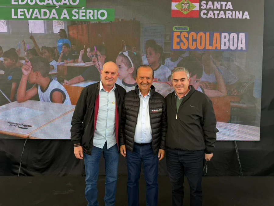 Meleiro recebe investimento estadual em escola pública Prefeito Anderson Scardueli, governador Jorginho Mello e autoridade estadual durante ato do Governo de Santa Catarina em Meleiro para investimentos em infraestrutura escolar e melhorias na EEB do Meleiro.