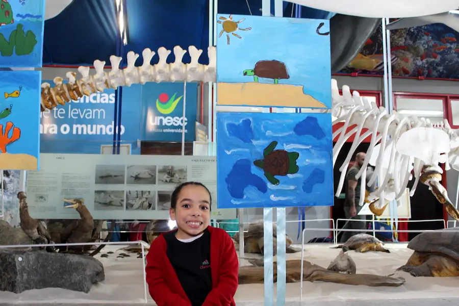 Mostra na Unesc une ciência e arte sobre oceanos Estudante do Colégio Unesc participa de mostra sobre oceanos na Unesc, com pinturas de animais marinhos e exposição de educação ambiental.